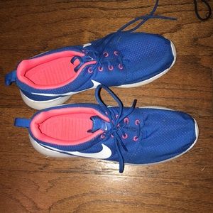 Blue Nike shoes, size 9